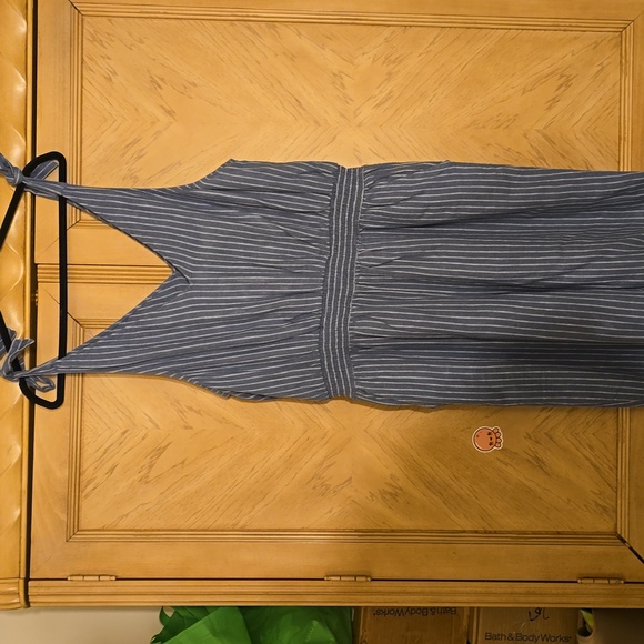 A new day size XXL cropped jumpsuit. Blue and white pinstripes with tied shoulde - Picture 5 of 11